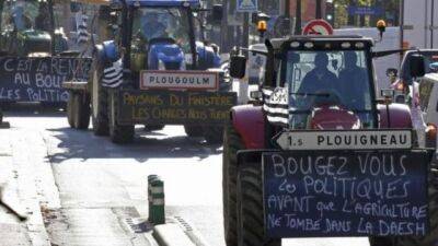 Протестующие французские фермеры вывели сотни тракторов на улицы Парижа