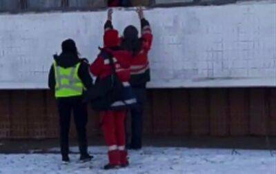 Появились подробности дикого ЧП в Киеве: "Схватил ребенка, выбежал на балкон и..."