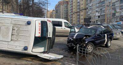 ДТП в Киеве: внедорожник протаранил "скорую" с младенцем, много пострадавших (фото)