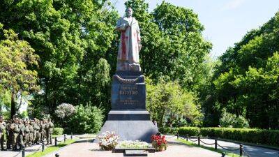 В Киеве демонтируют памятник советскому генералу Ватутину