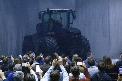 Литовский агроконцерн «AUGA group» представил гибридный трактор «AUGA M1»
