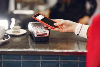 Каждый второй украинец платит с помощью NFC, а треть готова полностью отказаться от «пластика» в пользу цифровых карт — исследование Mastercard