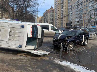 В ДТП в Киеве с участием "скорой" пострадали шесть человек, в том числе маленький ребенок – полиция