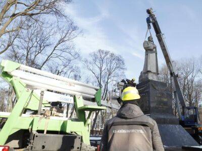 В Киеве снесли памятник советскому военачальнику Ватутину. Фото, видео