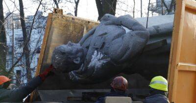 В Киеве демонтировали памятник советскому генералу Ватутину, — КГГА (фото, видео)
