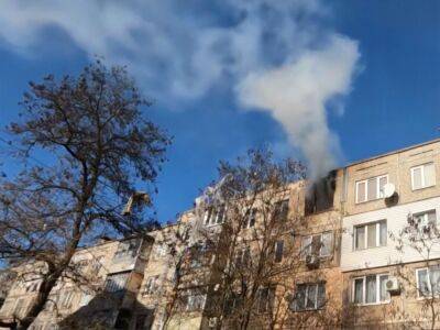 Российские войска из артиллерии обстреляли Херсон, попали в пятиэтажку, возник пожар – ОВА