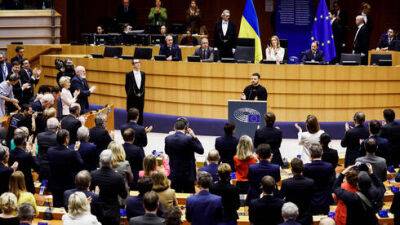 Евросоюз встретил Зеленского как героя: "Украина защищает Европу"
