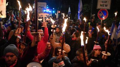 Сотни людей перекрыли центр Иерусалима, протестуя против юридической реформы