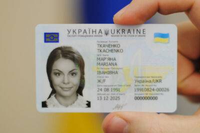 Украинцы с 14 лет могут впервые оформить ID-карту в Польше