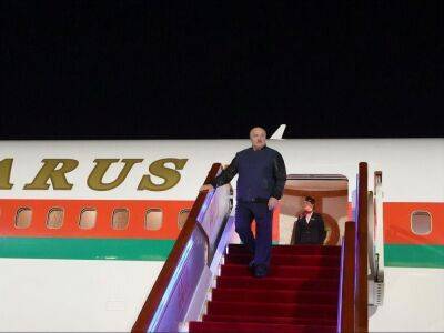 Лукашенко прилетел в Китай на встречу со "старым другом" Си Цзиньпином