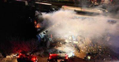 "Ужасная ночь": в Греции столкнулись пассажирский и грузовой поезда (фото)