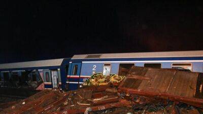 В Греции столкнулись грузовой и пассажирский поезда. Погибли 26 человек, десятки пострадали