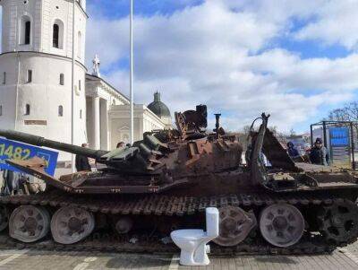 В Вильнюсе краской разрисовали российский танк, выставленный на площади