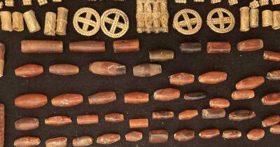 Сотни бусин и другие золотые украшения. Исследователи обнаружили гробницу бронзовой эпохи в Армении