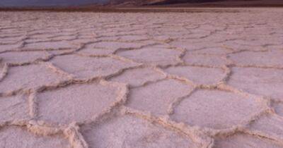 Пустынные соты. Как циркуляция соленой воды создает шестиугольные узоры, — рассказывают ученые