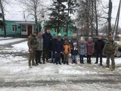 Полиция эвакуировала детей из-под обстрелов из села на Харьковщине