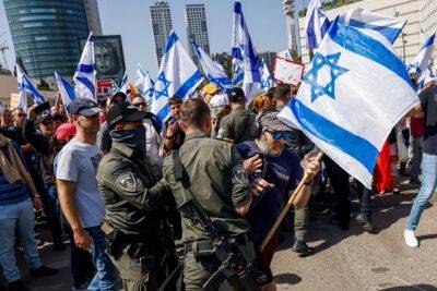 Полиция применила средства для разгона демонстраций в центре Тель-Авива