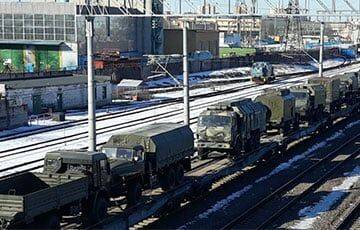 В Беларуси перебросили три огромных эшелона с военной техникой РФ