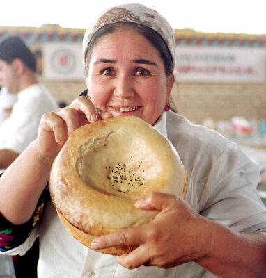 Хоким одного из районов расстроился, что Узбекистан теряет поколение женщин, которые умели печь хлеб в домашних условиях. Он намерен это исправить