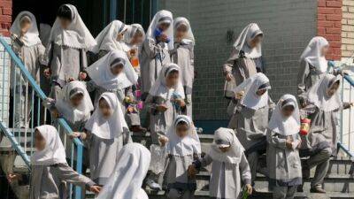 Амини Махсы - Более 700 иранских школьниц отравились неизвестным токсичным веществом - unn.com.ua - США - Украина - Киев - Иран - Тегеран