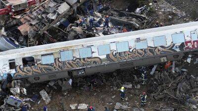 Греция: спасатели ищут пропавших без вести в результате железнодорожной катастрофы