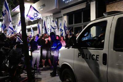Демонстранты в Тель-Авиве блокировали парикмахерскую, в которой находится Сара Нетаниягу