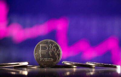 Аналитики повысили прогноз по курсу доллара к рублю