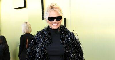 55-летняя Памела Андерсон в экстремальном мини появилась на показе Versace