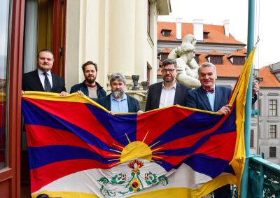 Мэрия Праги вывесила флаг Тибета