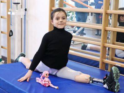 В Одессе подарили суперпротез малышке, оставшейся без ноги после обстрела (фоторепортаж)