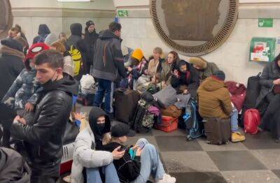 Устанавливают спальные места на всех станциях: киевское метро полностью переделывают в убежище, что происходит