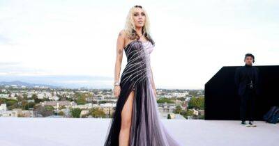 Майли Сайрус в платье с эффектом омбре появилась на показе мод Versace