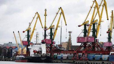 ЦБ сообщил о падении профицита внешней торговли России почти в три раза