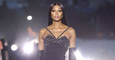52-летняя Наоми Кэмпбелл в элегантном образе дефилировала на показе мод Versace