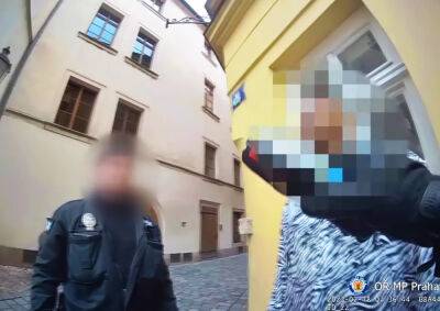 Пьяный иностранец пытался подкупить полицейских в центре Праги: видео