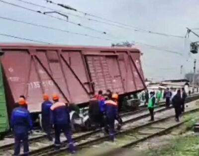 В Ташкенте с рельсов при отправлении состава сошли три грузовых вагона. Видео