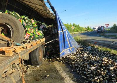 Какая боль: в Чехии водитель фуры разбил сотни бутылок с пивом
