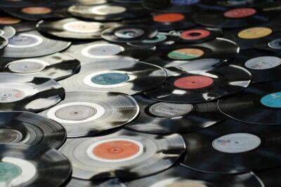 Виниловые пластинки впервые с 1987 года превысили продажи компакт-дисков