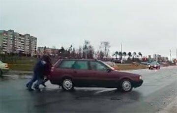 Видеофакт: Белорусы помогли заглохшему на оживленном перекрестке водителю