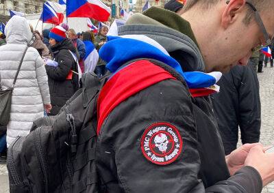 На митинге в Праге заметили демонстранта с нашивками «Вагнер» и «Z»