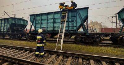 Смерть ради фото: в Киевской области подростки залезли на крышу поезда, их ударило током (фото)