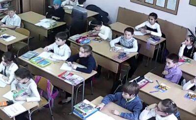 В Мелитополе героичный пятиклассник спел гимн Украины, несмотря на угрозу: "Родителей мальчика вызвали в школу и..."