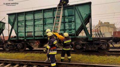 В Киевской области подросток залез на крышу поезда и погиб от удара током