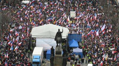 В Праге во время пророссийского митинга пытались содрать с музея флаг Украины