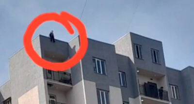 Школьница пыталась сброситься с крыши многоэтажки после ссоры с отчимом. Видео