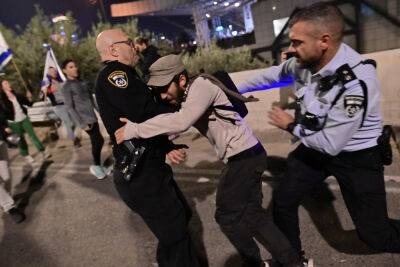 Офицер полиции, бросивший гранату в демонстрантов, вызван на допрос в МАХАШ