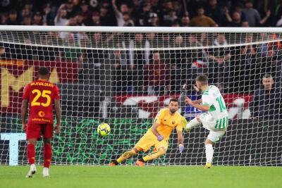 Рома на своем поле проиграла Сассуоло в зрелищном матче с пенальти и удалением