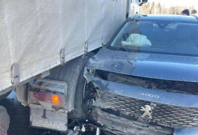 Водитель Peugeot пострадал в столкновении с грузовиком на трассе М11 в Тверской области