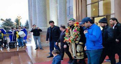 Встретили как чемпиона: Лоик Раджабов вернулся в Душанбе