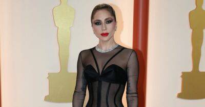 Леди Гага бросилась на помощь фотографу, упавшему на ковровой дорожке премии "Оскар 2023"